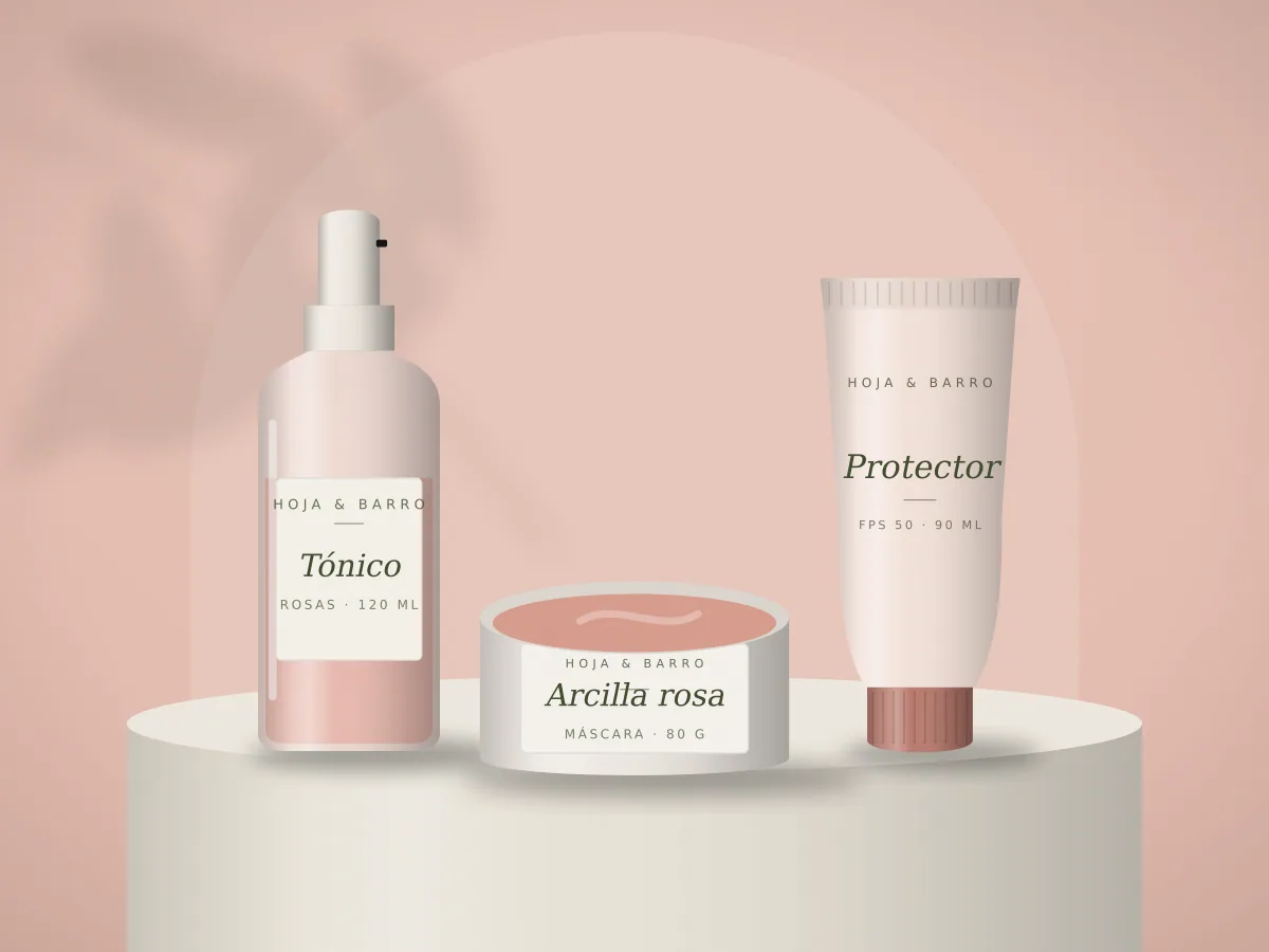 Tónico de rosas, máscara de arcilla rosa y protector solar sobre un pedestal, fondo rosado