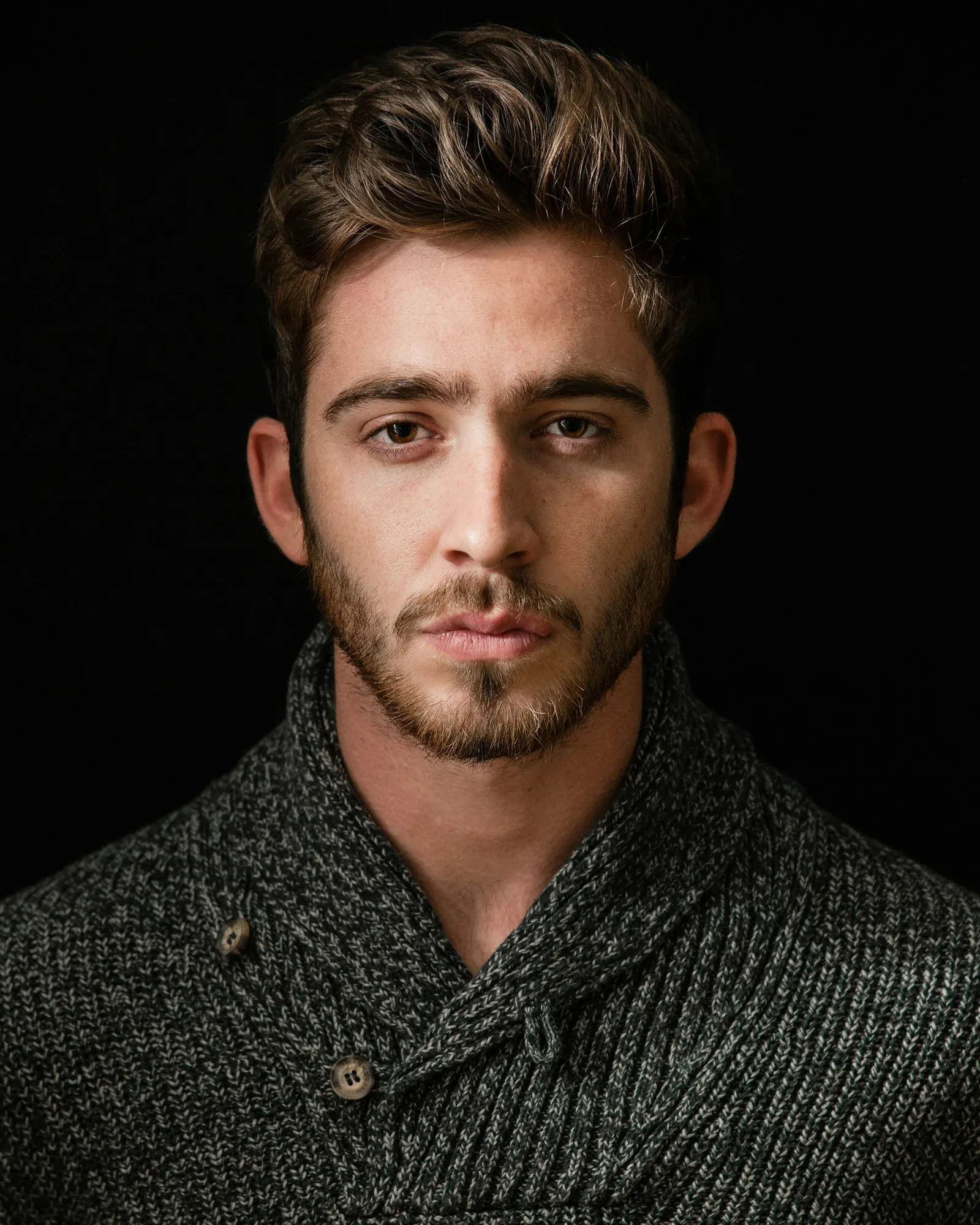 retrato de hombre con barba sobre fondo negro