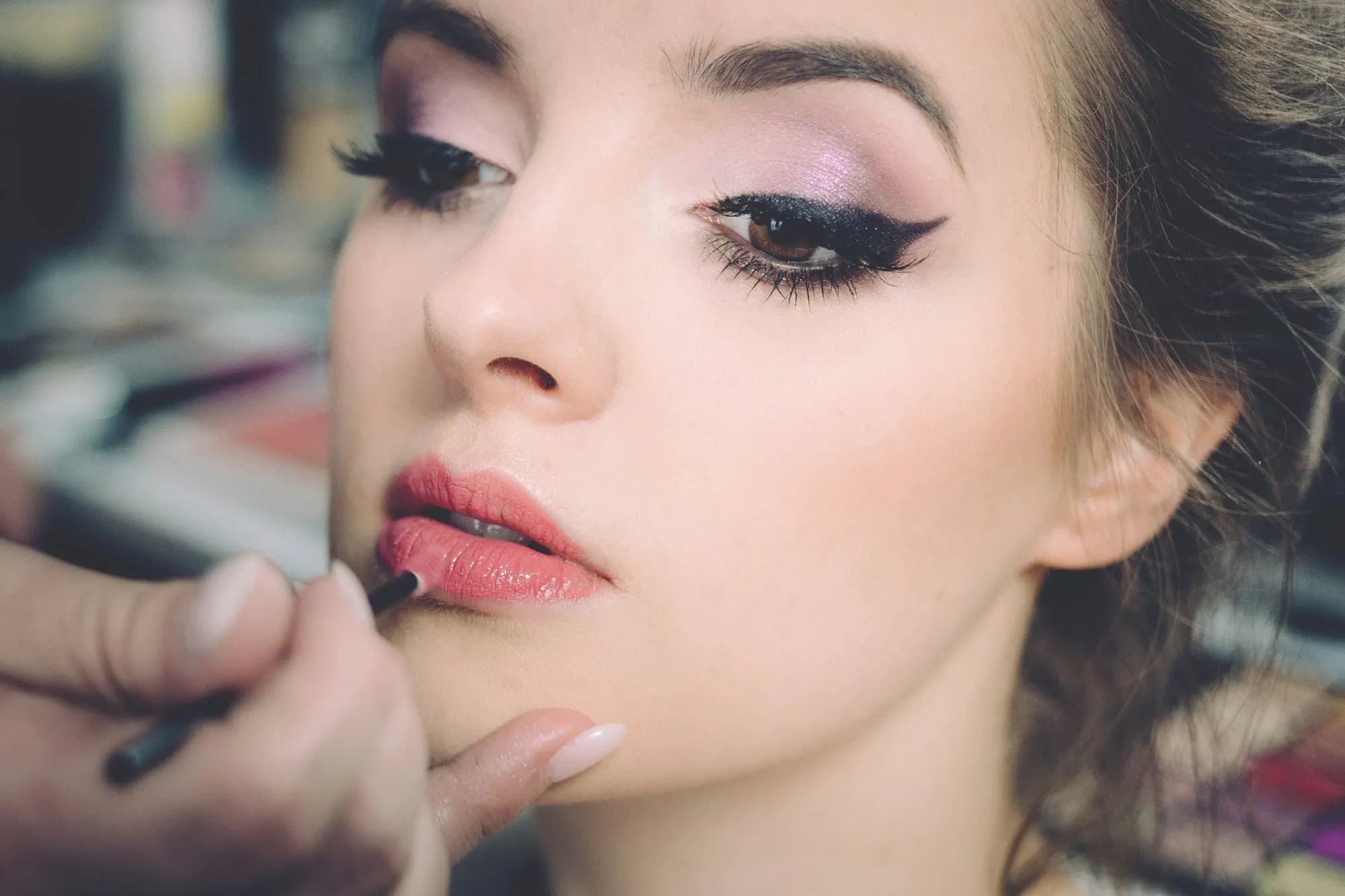 maquillaje de ojos y labios en primer plano