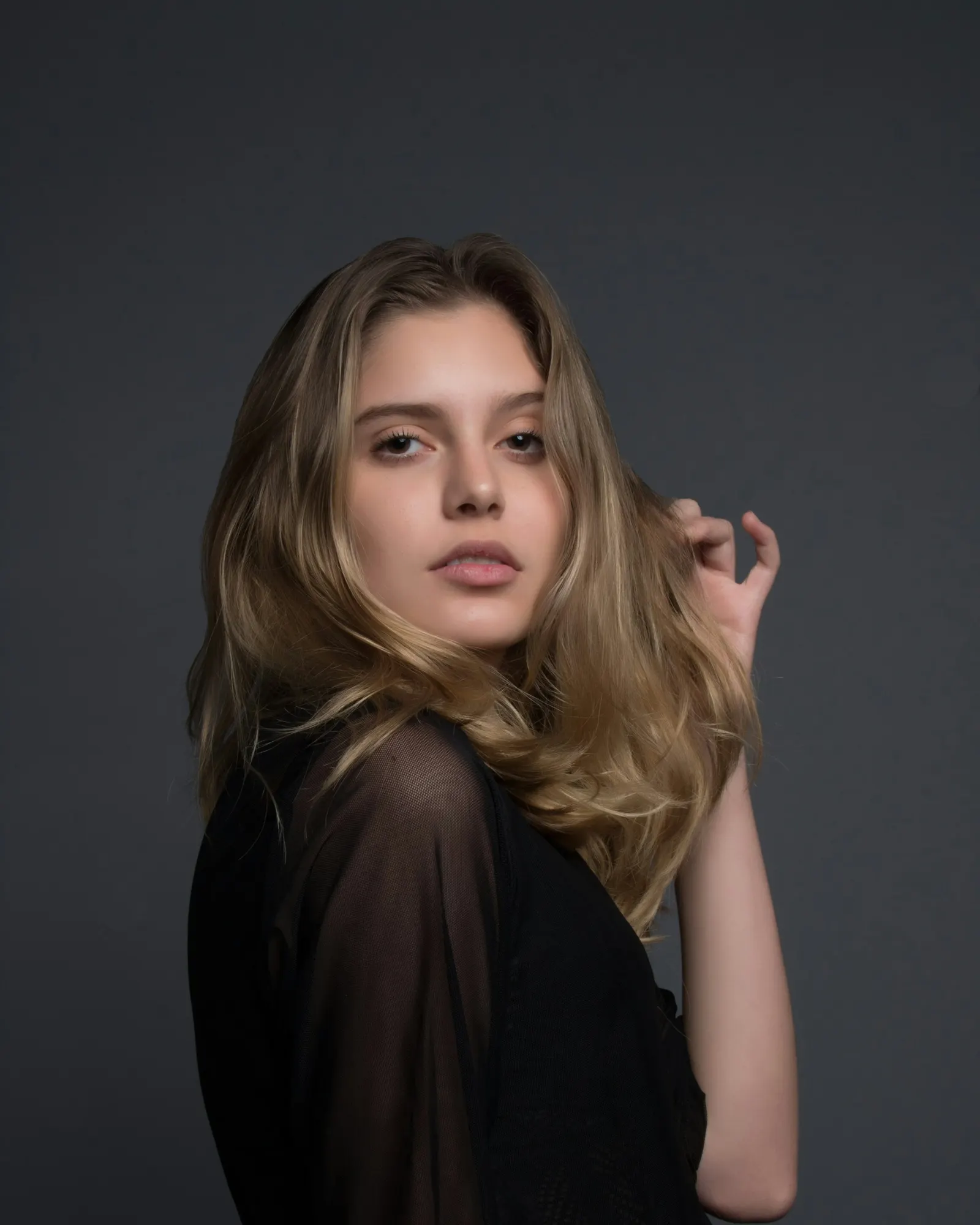 retrato de mujer rubia en clave baja