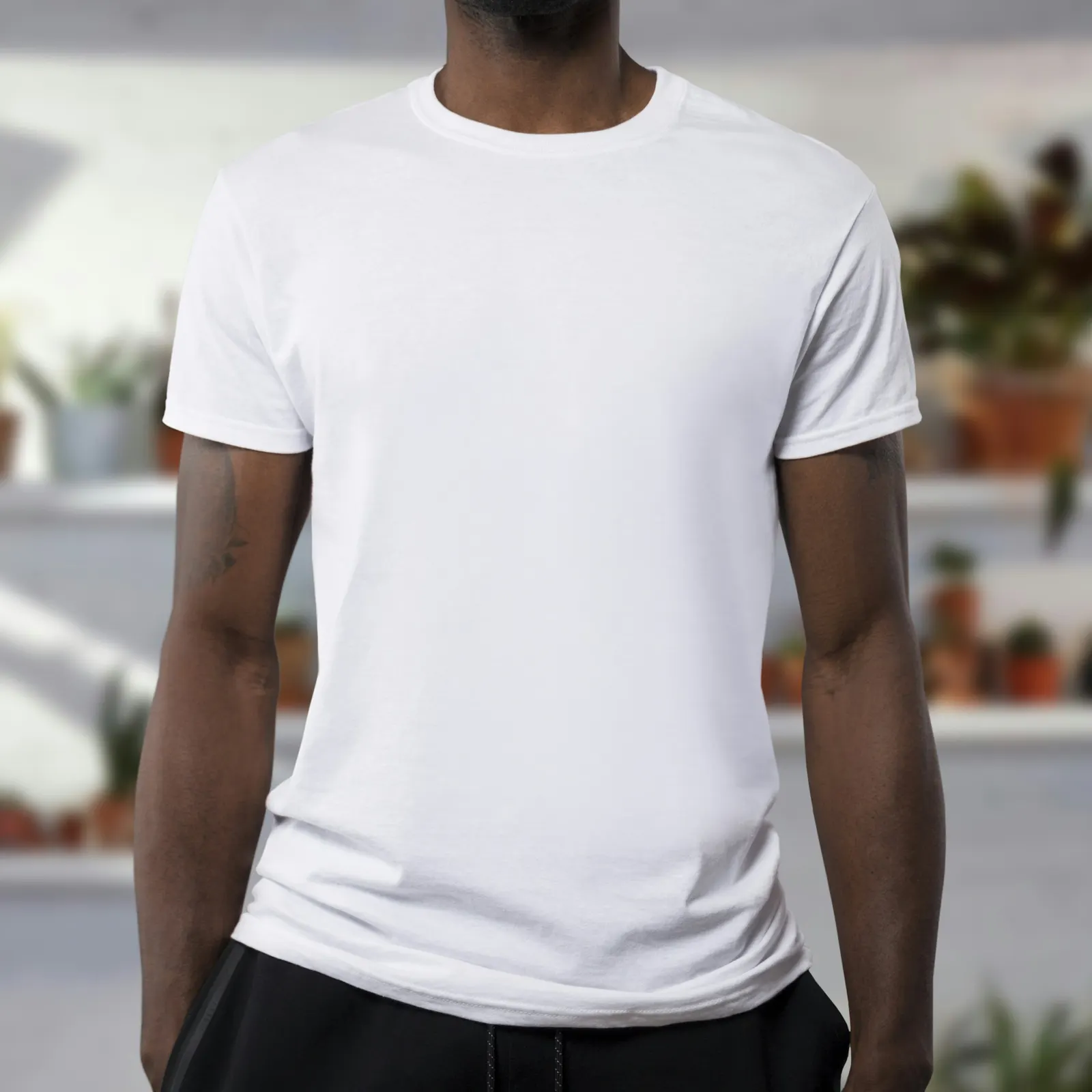 modelo con remera blanca lisa