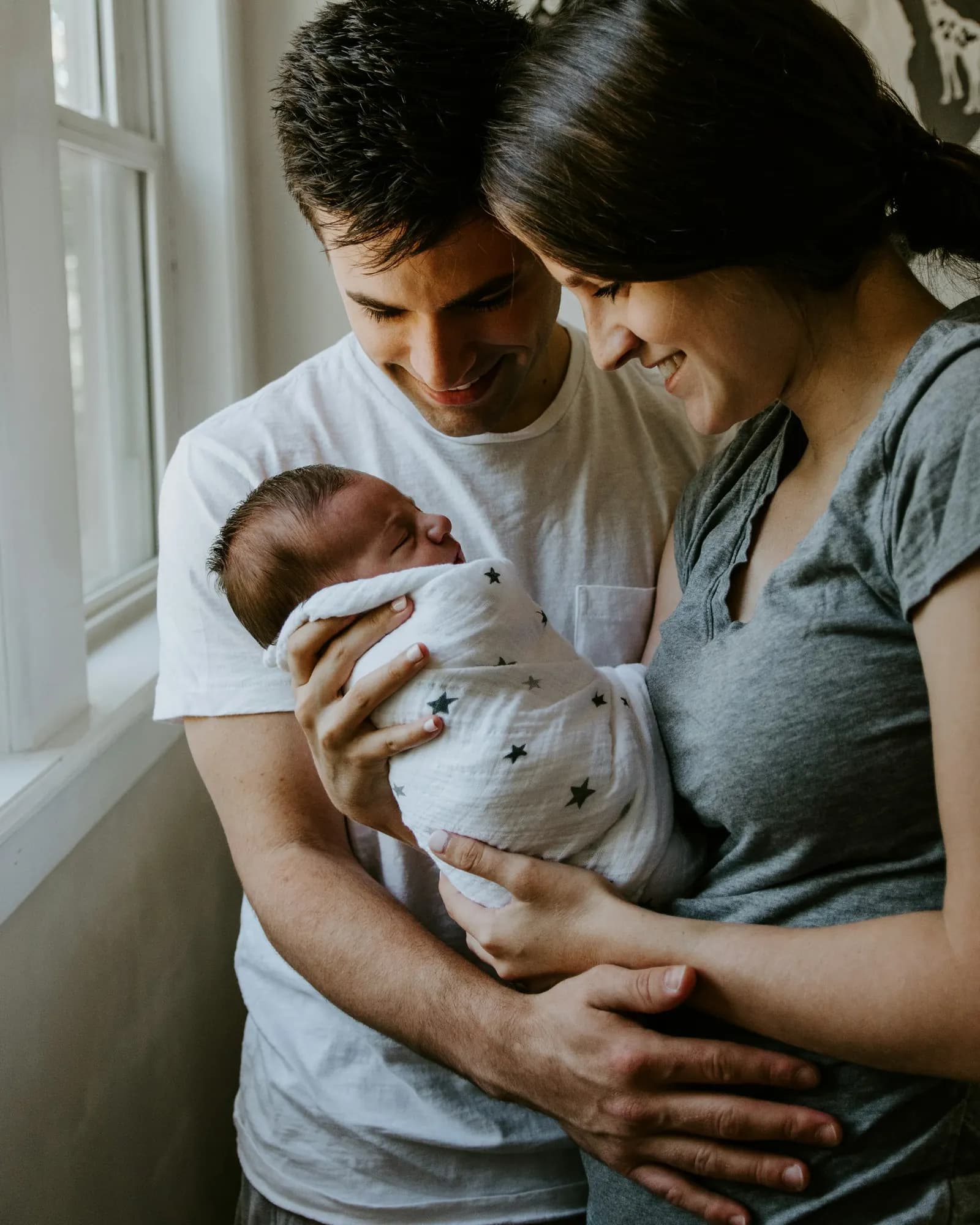 papá y mamá con su bebé recién nacido