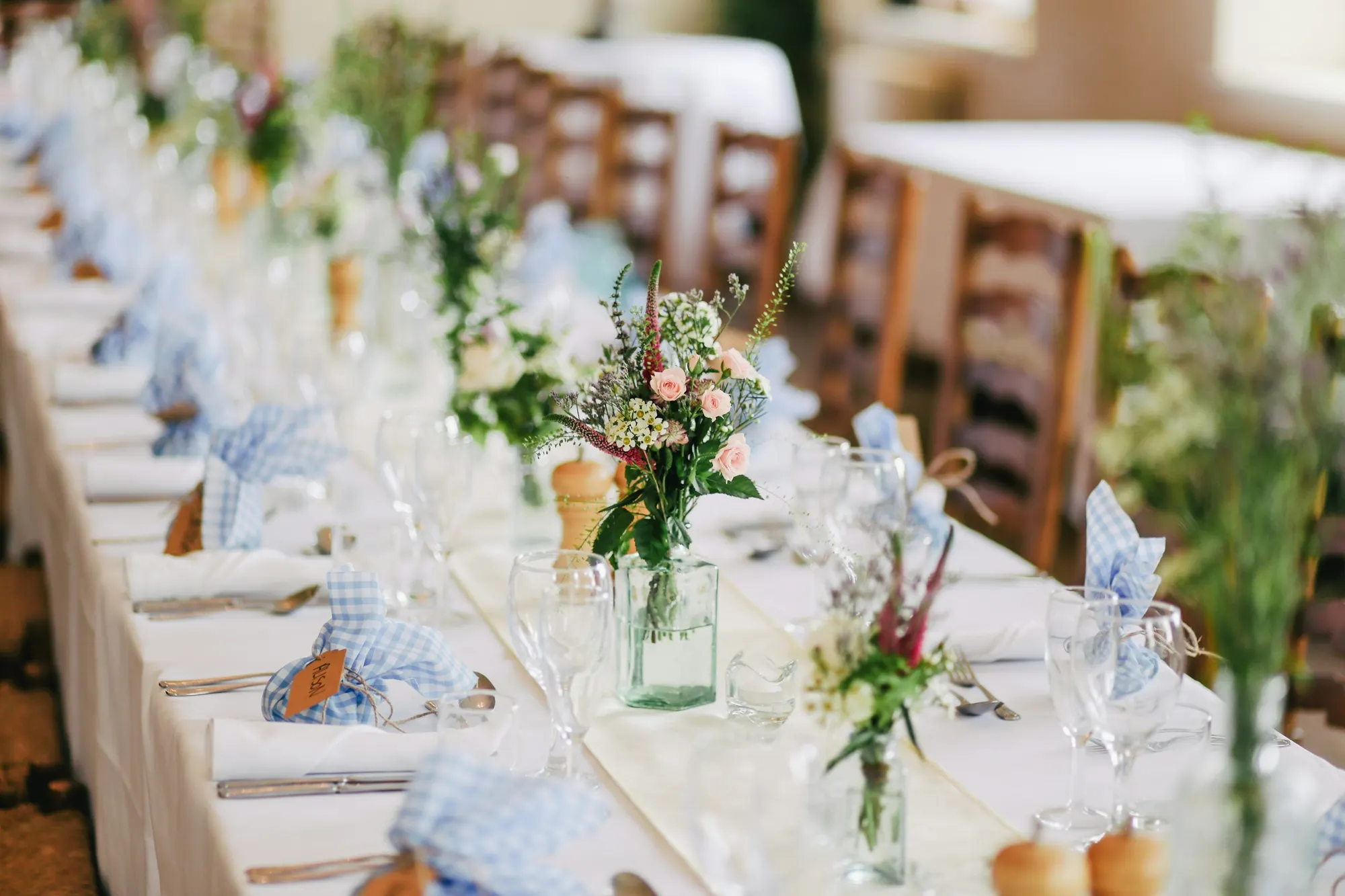 mesa de banquete con flores y copas