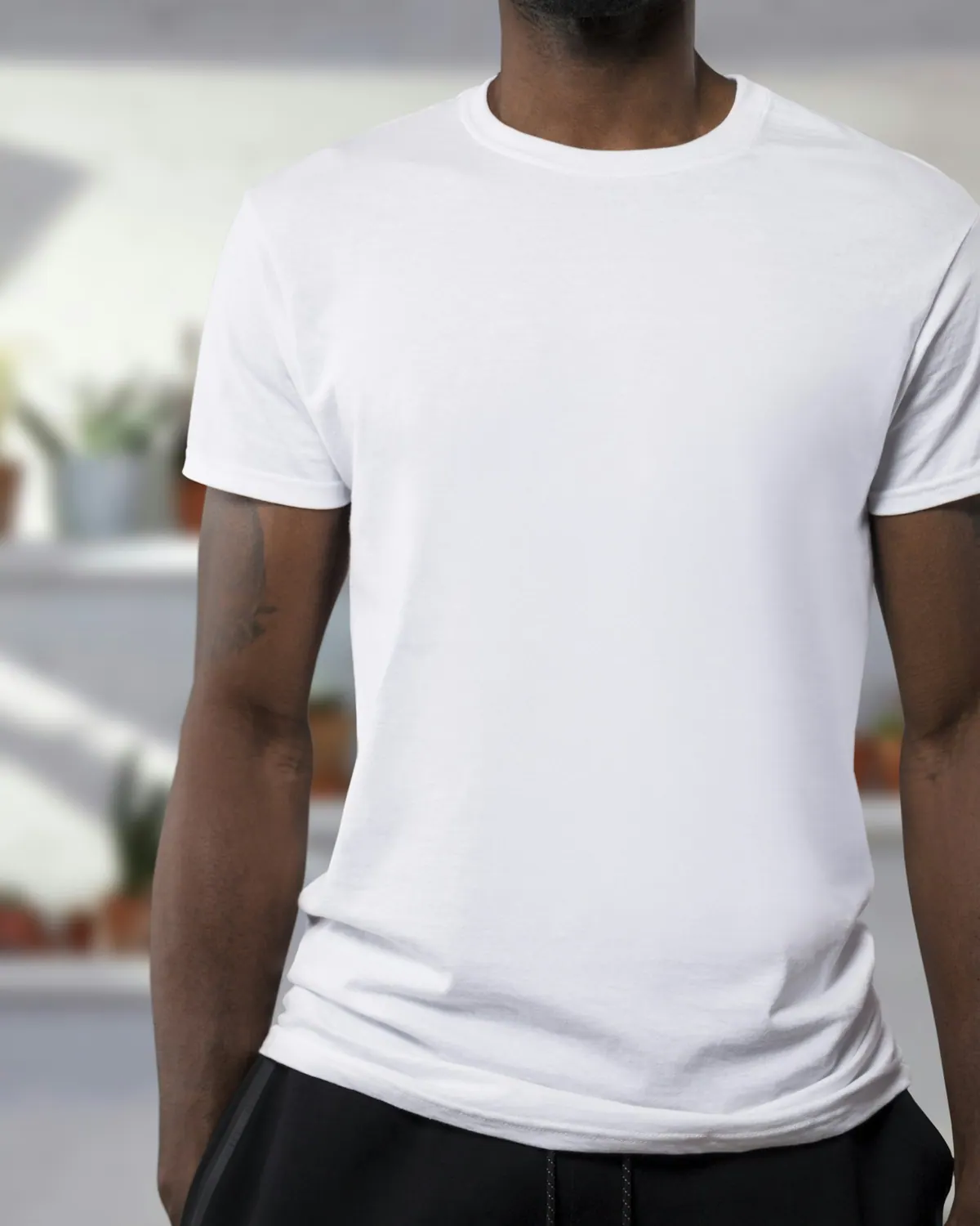 Look 02: remera blanca lisa y pantalón negro, en primer plano