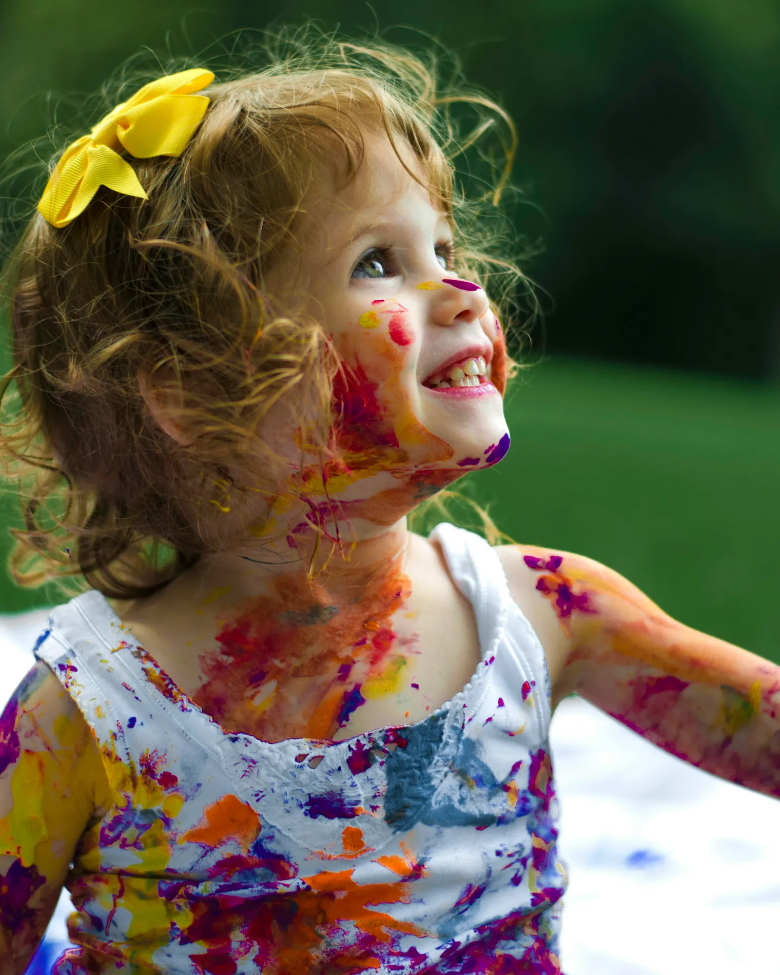 nena riendo con la cara pintada de colores